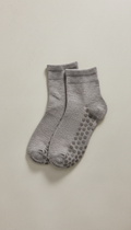 Pebble gray low-cut grip socks